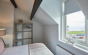 Host & Stay - Emerald Hideaway